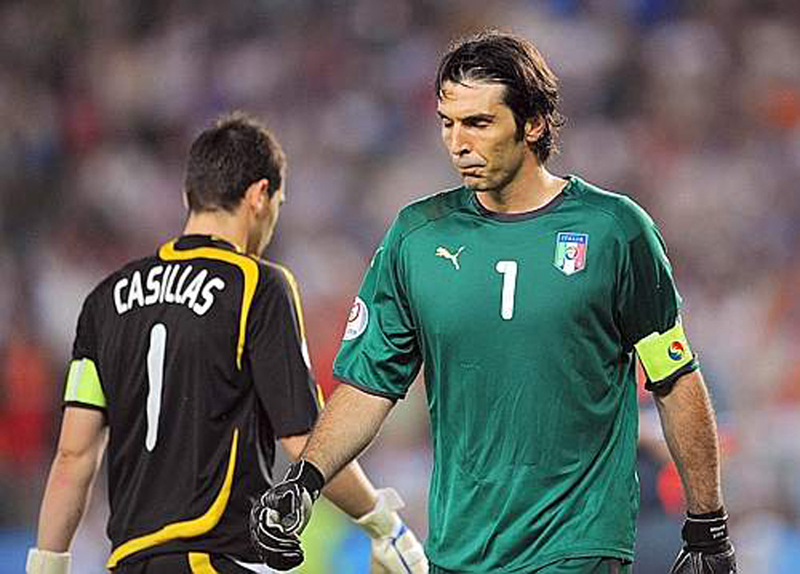 Euro 2008 (38).jpg - Italian goalkeeper Gianluigi Buffon (R) walks by Spanish goalkeeper Iker Casillas during the penalty shootouts at the Euro 2008 Championships quarter-final football match Spain vs. Italy on June 22, 2008 at Ernst Happel stadium in Vienna. Spain reached the Euro 2008 semi-finals after they beat Italy 4-2 on penalties.